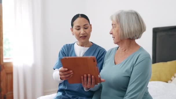 Oudere Vrouw Verpleegster Tablet Slaapkamer Hulp Zorg Voor Ondersteuning Verzorger — Stockvideo