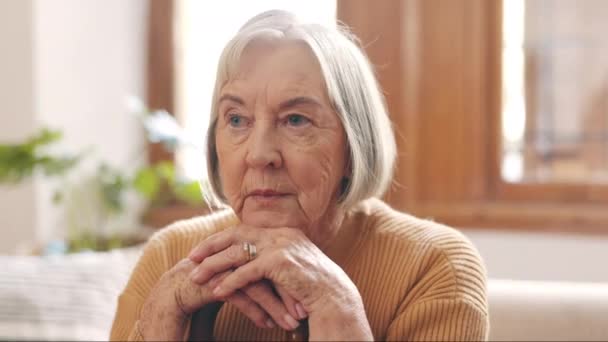 Denkende Verdrietige Oudere Vrouw Bank Huis Met Herinneringen Nostalgie Reflectie — Stockvideo