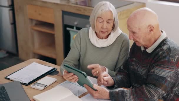 在有关抵押贷款 金融票据或支付款项的谈话中 填写表格 财务和资深夫妇 数字技术 讨论和退休男女在家中谈论养老金预算 — 图库视频影像