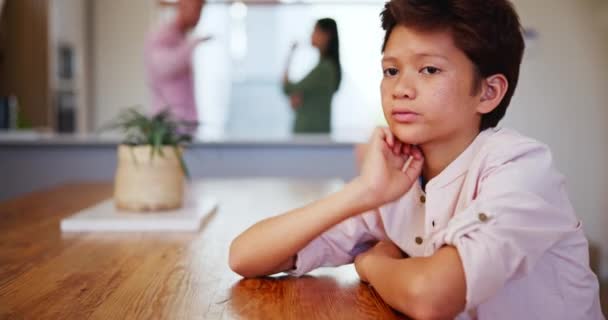 Haus Kind Und Eltern Mit Konflikten Scheidung Und Schreien Vor — Stockvideo
