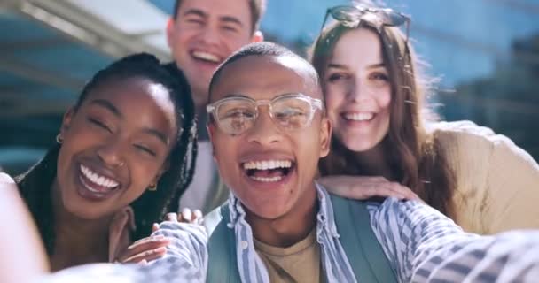 Estudantes Rir Enfrentar Selfie Amigos Com Sinal Paz Para Mídias — Vídeo de Stock