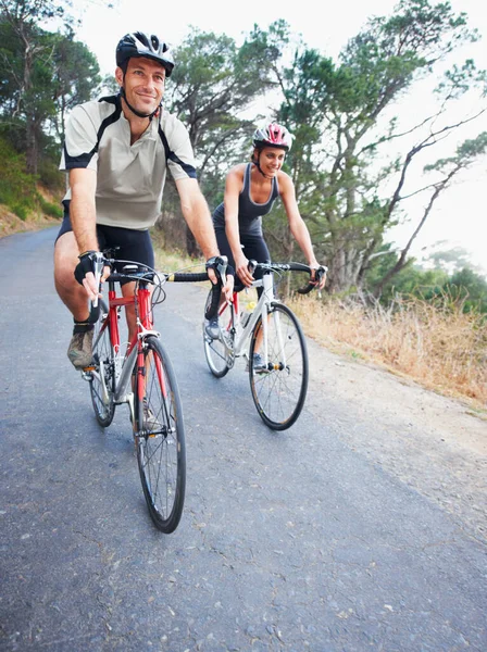 Glückliches Paar Radfahren Und Straße Der Natur Für Fitness Training — Stockfoto