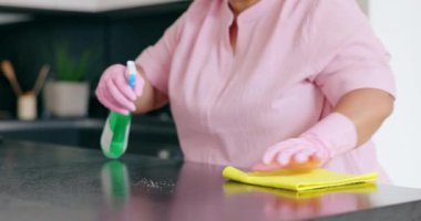 Kadın, temizlik için mutfak temizliği için bez, sprey ve toz, kir veya bakteri. Dezenfektan, deterjan veya plastik eldivenli dezenfektan veya dezenfektan için kişi, el veya oda bakımı.