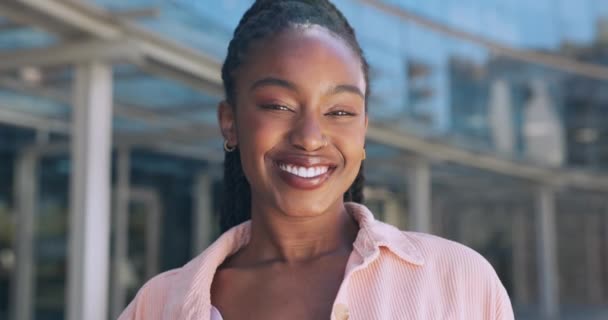 Kampüsün Dışında Gülümseyen Zenci Kadın Portresi Sabah Seyahati Üniversite Eğitimiyle — Stok video