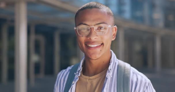校园外面带微笑的男人的画像 早上的旅行和接受大学教育的机会 学校和大学生在学习 学习和未来职业方面的快乐面貌 — 图库视频影像