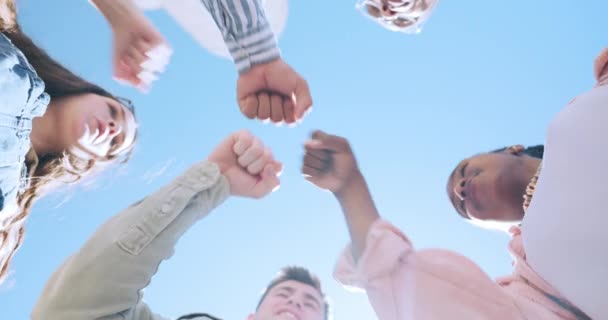 在大学里 学生们以支持 成功或多样化的方式聚集在一起 互相拥抱 形成朋友圈 妇女与大学教育中的手拉手 抱抱或团结学习 — 图库视频影像