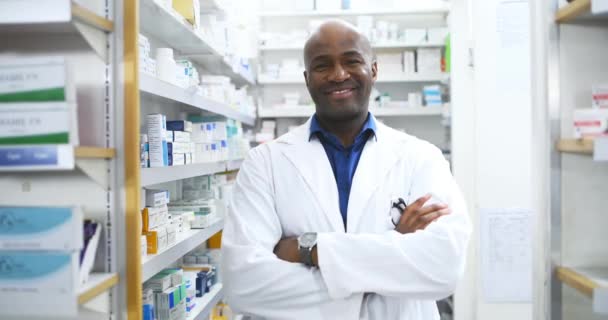 Szczęśliwy Czarny Człowiek Aptekarz Kciuki Góry Sukces Farmaceutyczny Opiece Zdrowotnej — Wideo stockowe