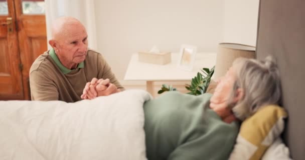 Cama Cuidado Pareja Ancianos Tomados Mano Para Apoyo Unión Compasión — Vídeos de Stock