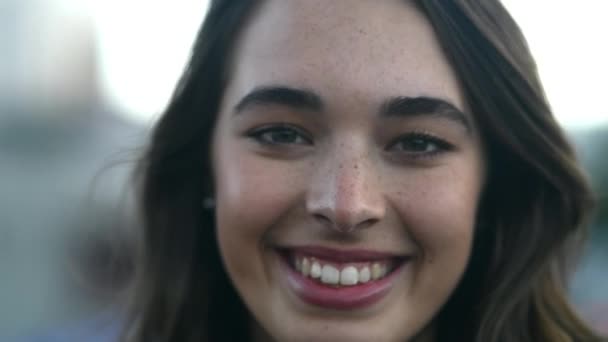 Glad Närbild Och Ansikte College Student Utomhus Stad Gata Eller — Stockvideo
