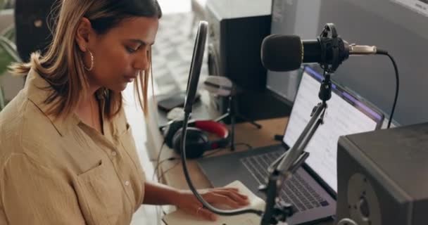 Podcast Música Escritura Mujer Negra Con Tecnología Micrófono Estudio Para — Vídeo de stock