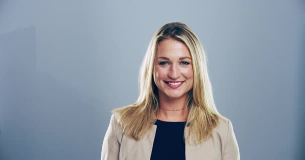 Kadını Başparmak Başarı Anlaşma Için Eller Destek Stüdyo Portresindeki Emojisi — Stok video