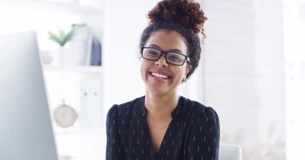 Mujer Computadora Sonriente Oficina Feliz Gafas Lugar Trabajo Para Empresa — Vídeos de Stock