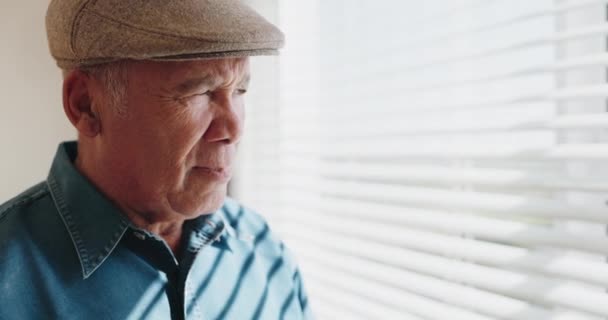 Přemýšlel Starší Muž Okna Smutný Depresí Domově Osamělý Nápad Starší — Stock video