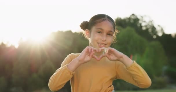 Mains Signe Pour Cœur Une Fille Avec Sourire Sur Visage — Video