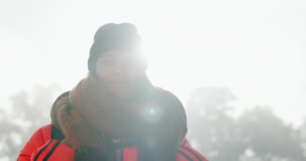 Retrato Mulher Natureza Camping Aventura Inverno Paz Calma Nevoeiro Manhã — Vídeo de Stock