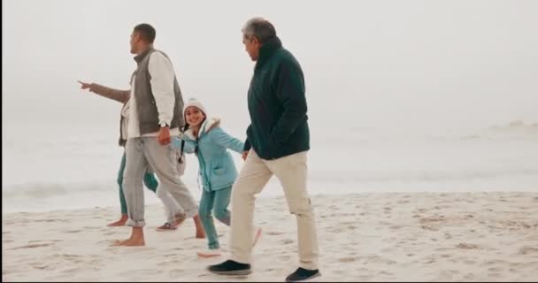 Abuelo Caminar Los Niños Con Los Padres Playa Para Aventura — Vídeo de stock