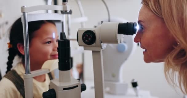 Optometrista Prueba Niños Ojos Para Anteojos Visión Sonrisa Para Cuidado — Vídeos de Stock