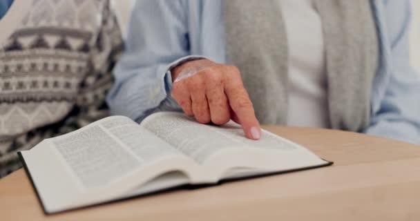 Hombre Mano Biblia Estudian Mesa Con Sacerdote Con Libro Religión — Vídeos de Stock