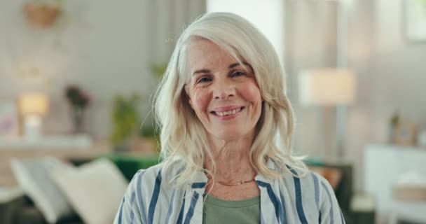 Mutlu Sakin Huzurevinde Neşeli Neşeli Gülümseyen Yaşlı Bir Kadının Yüzü — Stok video