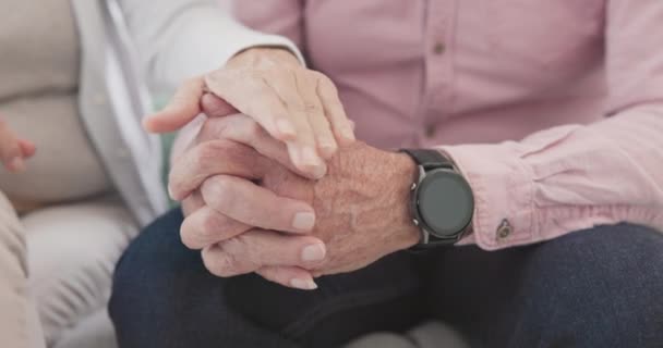 Szoros Kép Idős Párról Férfi Kéz Kézben Szerelemért Gondoskodásért Nyugdíjba — Stock videók