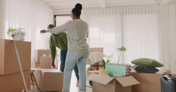 Щаслива Пара Святкувати Переїзд Додому Коробками Кімнаті Новий Будинок Вдячність — стокове відео