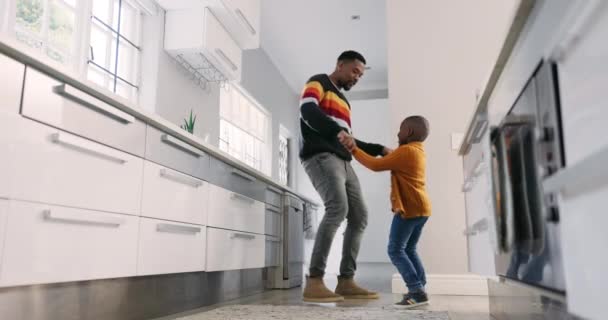 Счастливый Отец Кухня Черный Семейный Ребенок Танцуют Улыбаются Веселятся Вместе — стоковое видео