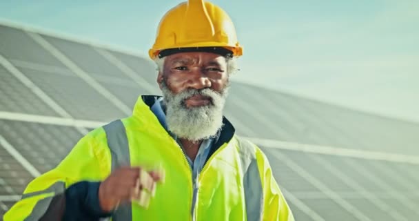 Leitender Ingenieur Solarmodul Und Helm Mit Lächeln Gruß Und Gesicht — Stockvideo