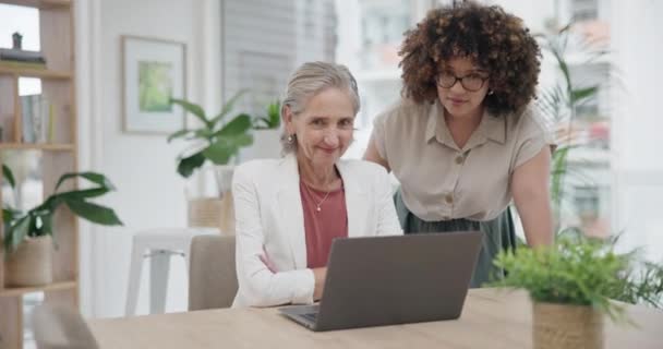 Ansigt Forretningsfolk Kvinder Med Bærbar Computer Teamwork Skrive Med Internet – Stock-video