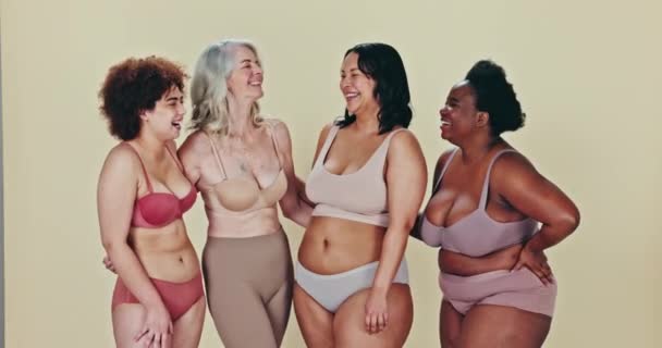 Крутые Разнообразные Женщины Нижнем Белье Веселые Жизнерадостные Люди Студийном Фоне — стоковое видео