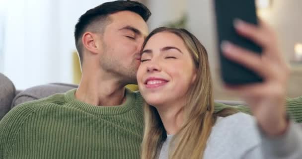 Baiser Heureux Couple Pour Selfie Sur Canapé Maison Pour Connexion — Video