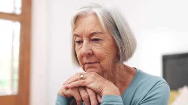 Senior Kvinna Och Tänker Med Alzheimer För Minne Minns Och — Stockvideo