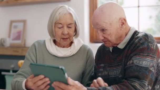 Starší Pár Tablet Představení Obývacím Pokoji Sociálními Médii Technologií Line — Stock video