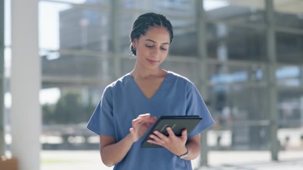 Verpleegster Vrouw Tablet Het Ziekenhuis Voor Gezondheidszorg Telegezondheidsanalyse Online Ondersteuning — Stockvideo