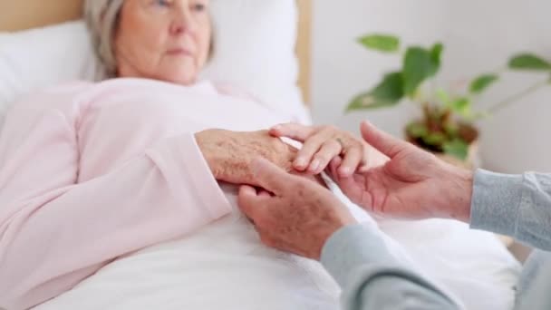 Κρεβάτι Πιασμένοι Χέρι Χέρι Και Ηλικιωμένο Ζευγάρι Φροντίδα Συνταξιοδότηση Και — Αρχείο Βίντεο