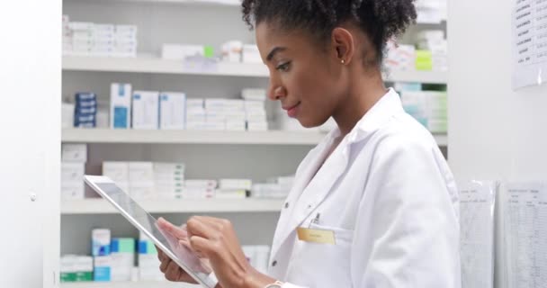 Farmacêutico Mulher Feliz Tablet Por Prateleira Para Pesquisa Medicina Estoque — Vídeo de Stock