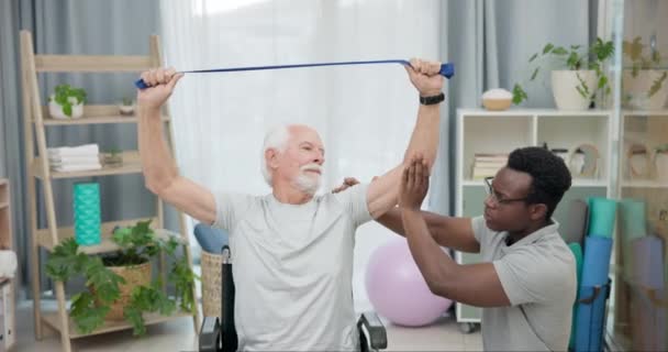Pria Dengan Cacat Fisioterapis Dan Pita Peregangan Untuk Rehabilitasi Kesehatan — Stok Video