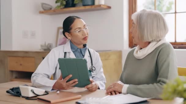 Senior Kvinna Läkare Och Tablett För Vård Kommunikation Och Råd — Stockvideo