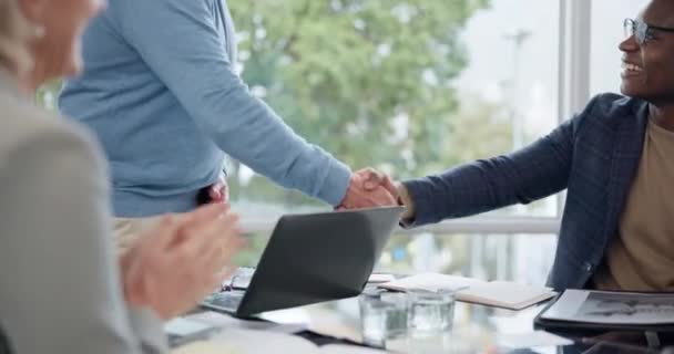 Taps Boldog Üzletemberek Kézfogás Találkozón Ünneplés B2B Üzlet Győztes Promóció — Stock videók