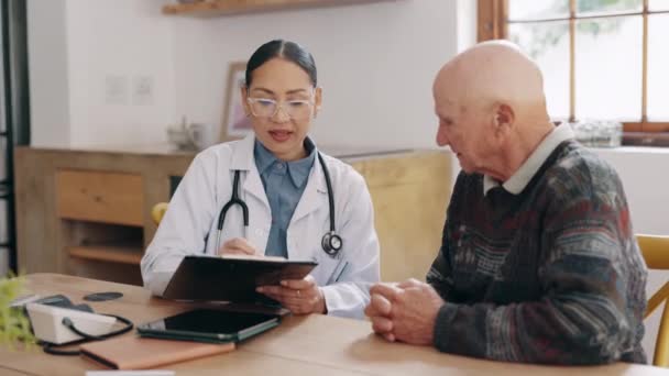 Dottore Uomo Anziano Paziente Che Scrive Sintomi Risultati Test Cartacei — Video Stock