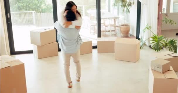 Neues Zuhause Bewegendes Und Glückliches Paar Feiert Umarmt Und Aufgeregt — Stockvideo