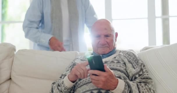 Hjem Knus Senior Par Med Smartphone Skrive Forbindelse Med Sociale – Stock-video
