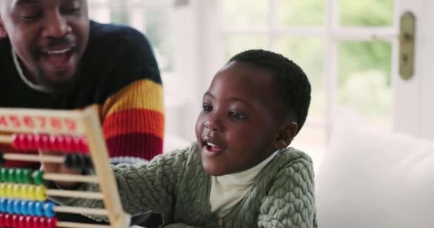 Schwarze Familie Abakus Und Vater Mit Kind Für Lernen Bildung — Stockvideo