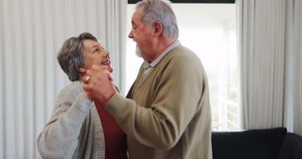 Tanzen Lächeln Und Ein Älteres Paar Hause Für Verspielte Romantik — Stockvideo