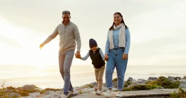 Trzymanie Się Ręce Szczęśliwy Podróżować Rodziną Plaży Dla Relaksu Miłości — Wideo stockowe