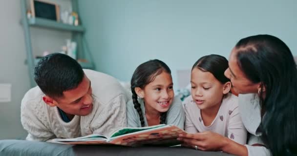 Moeder Vader Gelukkige Kinderen Die Boeken Lezen Slaapkamer Leren Kinderen — Stockvideo