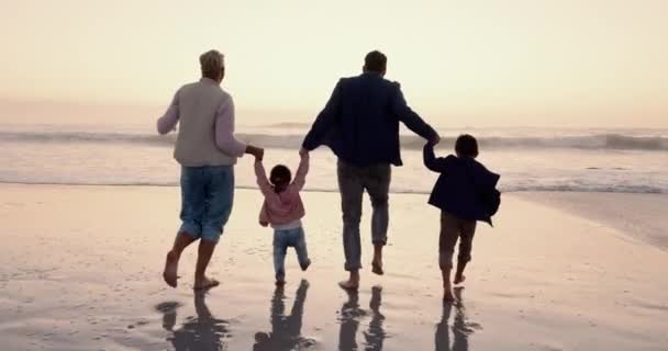 Rodzice Dzieci Trzymanie Się Ręce Tyłu Plaży Świeżym Powietrzu Zachodzie — Wideo stockowe
