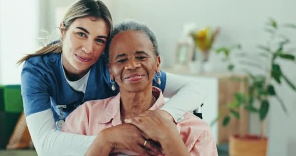 Porträt Alte Frau Rollstuhl Und Krankenschwester Mit Lächeln Unterstützung Und — Stockvideo