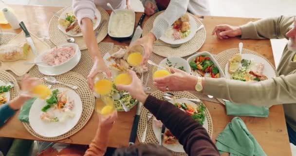 Γεύμα Ζήτω Και Οικογένεια Χυμό Στην Τραπεζαρία Για Υγεία Ευεξία — Αρχείο Βίντεο