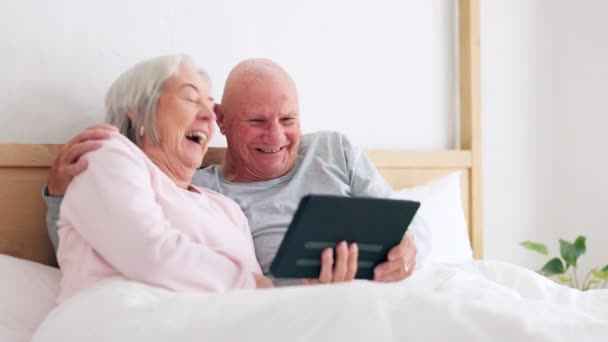 Starsza Szczęśliwa Para Tablet Dla Zabawy Sypialni Mediami Społecznościowymi Post — Wideo stockowe