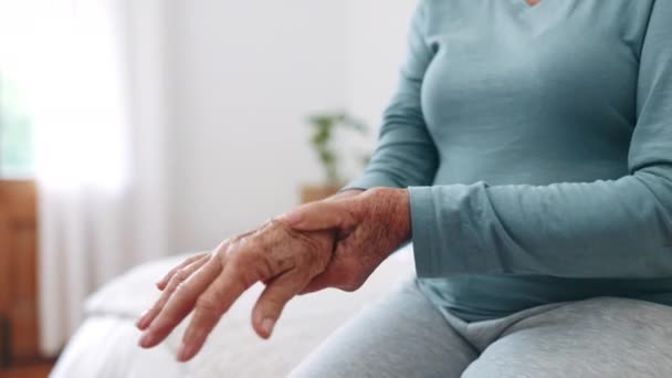 Bolest Ruky Zápěstí Nebo Artritida Seniorem Posteli Domě Pro Zotavení — Stock video